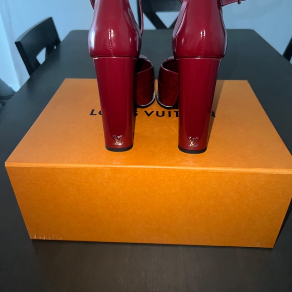 Louis Vuitton Pump - Picture 2 of 6